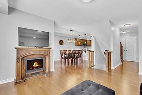 Cozy 3BR Home Parking Near Kitchener Attractions