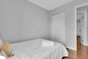 Cozy 3BR Home Parking Near Kitchener Attractions