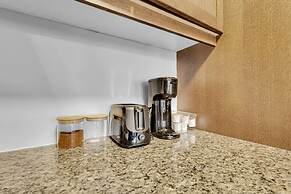 Cozy 3BR Home Parking Near Kitchener Attractions