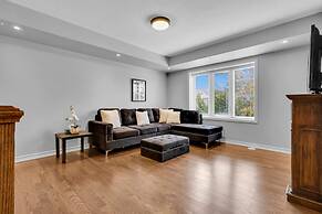 Cozy 3BR Home Parking Near Kitchener Attractions