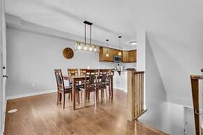 Cozy 3BR Home Parking Near Kitchener Attractions