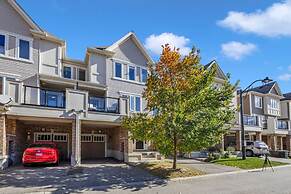 Cozy 3BR Home Parking Near Kitchener Attractions