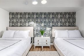 8BR Villa Heated Pool Putt Grn Billiards Sleeps 18