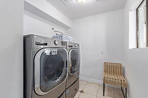 8BR Villa Heated Pool Putt Grn Billiards Sleeps 18