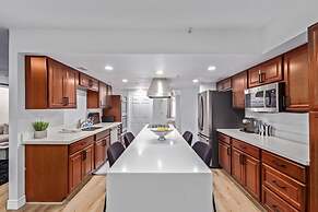 8BR Villa Heated Pool Putt Grn Billiards Sleeps 18