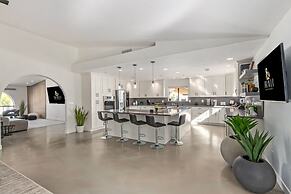 5BR Resort-style Oasis 2 Primary s Cabana Gameroom