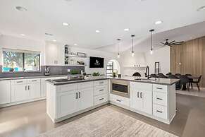 5BR Resort-style Oasis 2 Primary s Cabana Gameroom