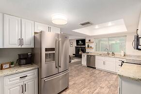 Obispo Modern Oasis With Heated Pool and BBQ