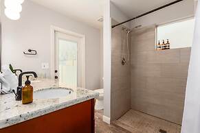 Obispo Modern Oasis With Heated Pool and BBQ