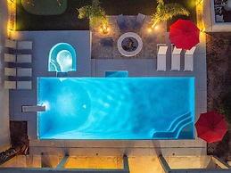 The Cardinal Walk to Stadium Pool Spa Sportcourt