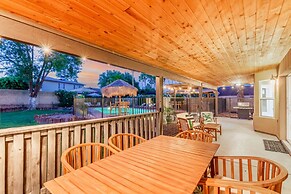 Tiki Paradise w Htd Pool Putt Grn Tiki Bar