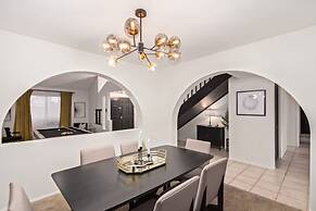 Tiki Paradise w Htd Pool Putt Grn Tiki Bar