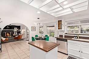 Tiki Paradise w Htd Pool Putt Grn Tiki Bar