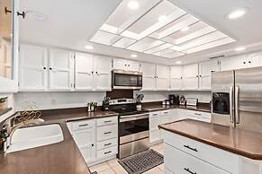 Tiki Paradise w Htd Pool Putt Grn Tiki Bar