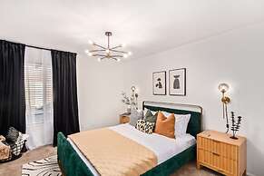 Tiki Paradise w Htd Pool Putt Grn Tiki Bar