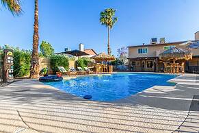 Tiki Paradise w Htd Pool Putt Grn Tiki Bar