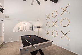 Tiki Paradise w Htd Pool Putt Grn Tiki Bar