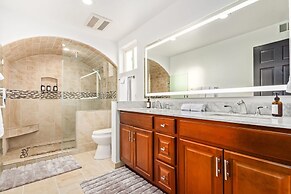 Tiki Paradise w Htd Pool Putt Grn Tiki Bar