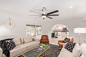 Tiki Paradise w Htd Pool Putt Grn Tiki Bar