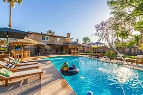 Tiki Paradise w Htd Pool Putt Grn Tiki Bar