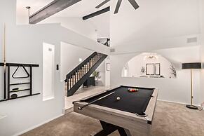 Tiki Paradise w Htd Pool Putt Grn Tiki Bar