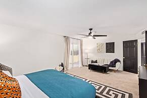 Tiki Paradise w Htd Pool Putt Grn Tiki Bar