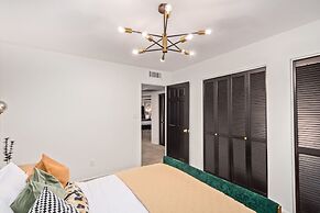 Tiki Paradise w Htd Pool Putt Grn Tiki Bar