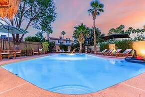 Tiki Paradise w Htd Pool Putt Grn Tiki Bar