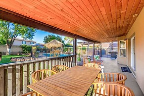 Tiki Paradise w Htd Pool Putt Grn Tiki Bar