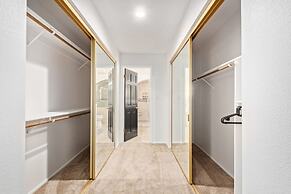 Tiki Paradise w Htd Pool Putt Grn Tiki Bar