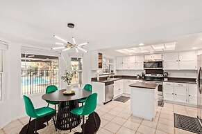 Tiki Paradise w Htd Pool Putt Grn Tiki Bar