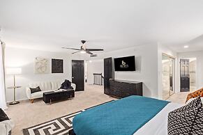 Tiki Paradise w Htd Pool Putt Grn Tiki Bar