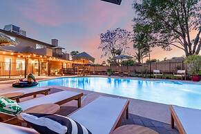 Tiki Paradise w Htd Pool Putt Grn Tiki Bar