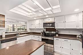 Tiki Paradise w Htd Pool Putt Grn Tiki Bar