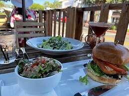 Walk to Beach - King Apt In 1 Area - AC