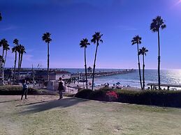 Walk to Beach - King Apt In 1 Area - AC