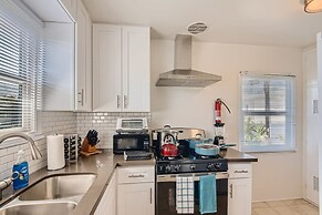 Walk to Beach - King Apt In 1 Area - AC