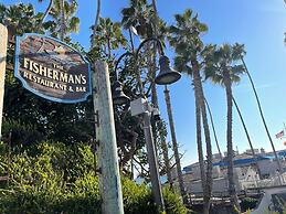 Walk to Beach - King Apt In 1 Area - AC