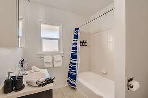 Walk to Beach - King Apt In 1 Area - AC