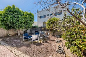 Walk to Beach - King Apt In 1 Area - AC