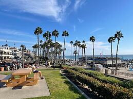 Walk to Beach - King Apt In 1 Area - AC