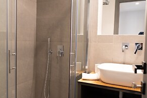 LIV - Luminous Spacious Apartment in Pagrati