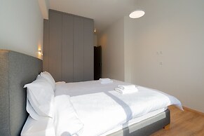 LIV - Luminous Spacious Apartment in Pagrati