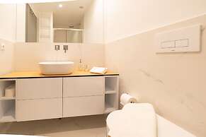 LIV - Luminous Spacious Apartment in Pagrati