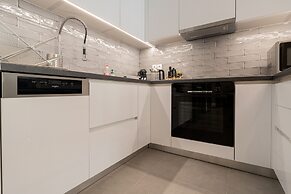 LIV - Luminous Spacious Apartment in Pagrati