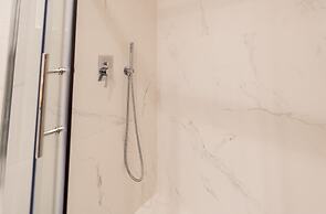 LIV - Luminous Spacious Apartment in Pagrati