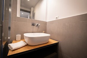 LIV - Luminous Spacious Apartment in Pagrati