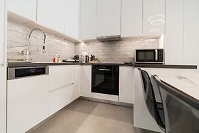 LIV - Luminous Spacious Apartment in Pagrati