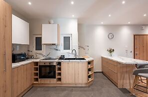 LIV - Cozy Urban Apartment in Pagrati