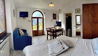 Panoramic Rural House With Garden